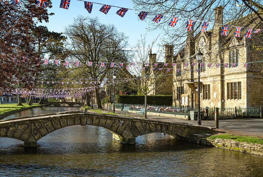 Bourton-Queens-90th-Bunting-no2